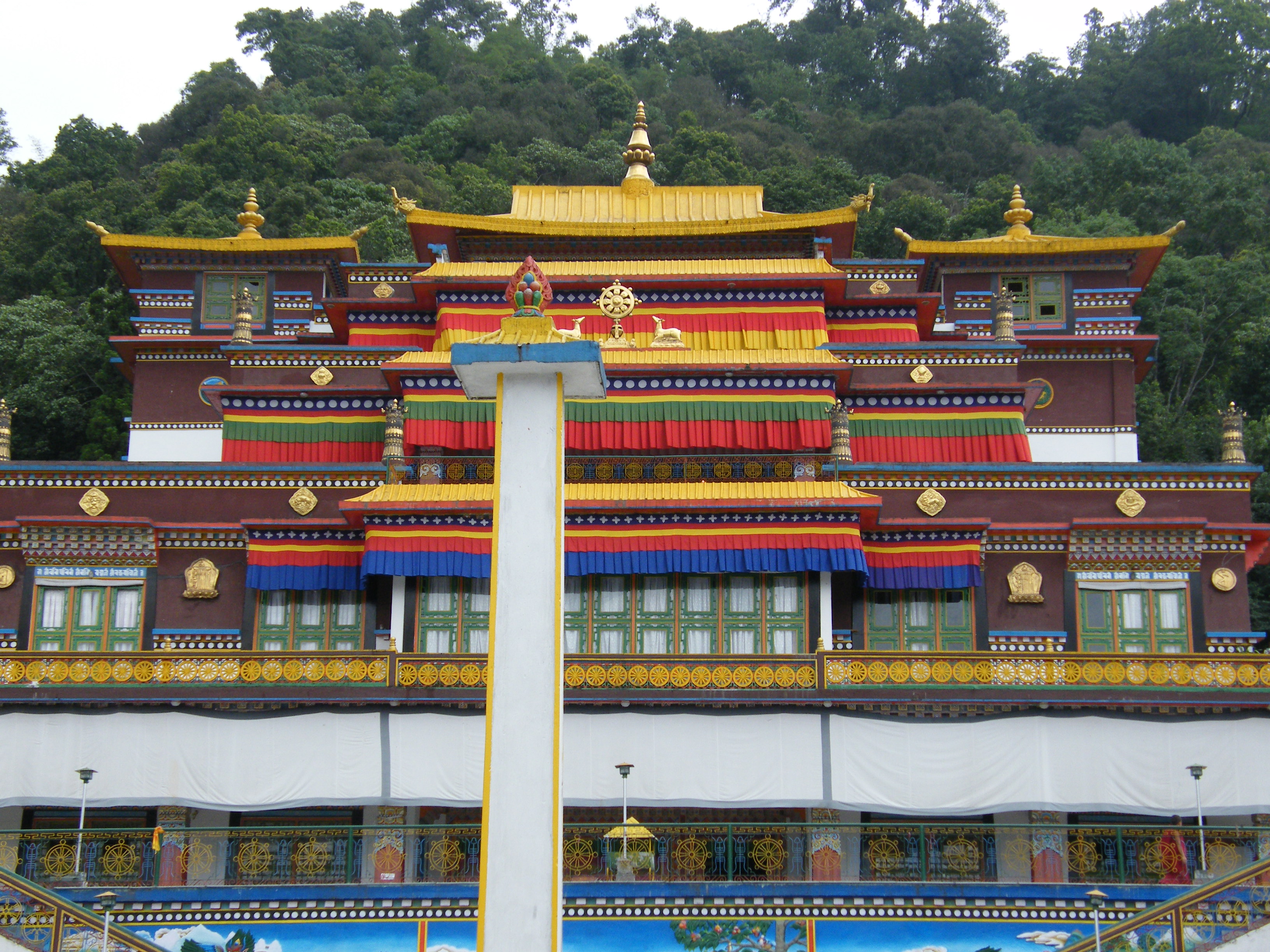 https://d3r8gwkgo0io6y.cloudfront.net/upload/Rumtek Monestry.jpg